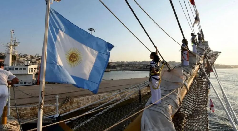 La Armada Argentina invita a 15 personas a navegar junto a la Fragata Libertad.