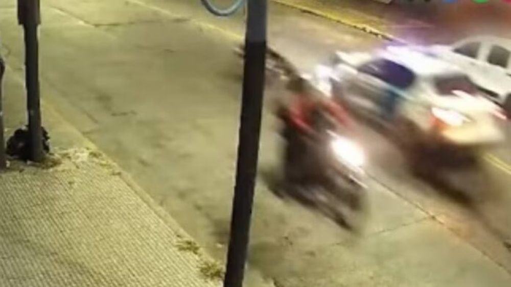 El momento del choque con el patrullero. (Imagen TV)