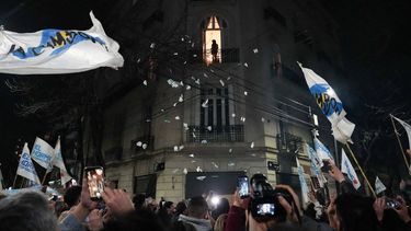Cristina Fernández desde el balcón de su casa. (La Cámpora)