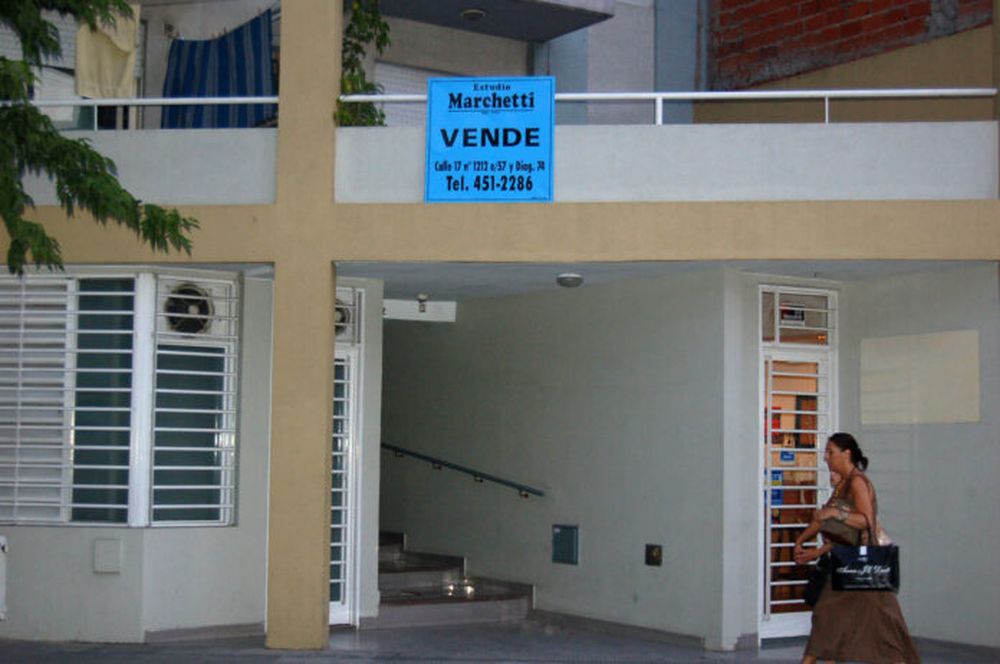 Un departamento con cartel de venta.
