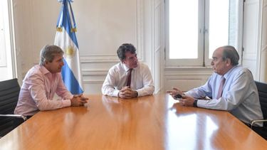 Posse, Caputo y Francos en un despacho en Balcarce 50.