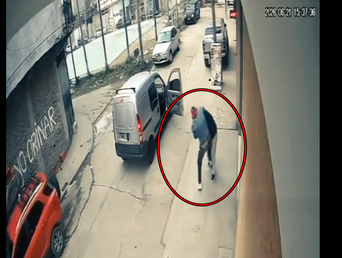 El momento en el que el hombre intercepta a la adolescente para ingresarla dentro de la camioneta. El momento en el que el hombre intercepta a la adolescente para ingresarla dentro de la camioneta.