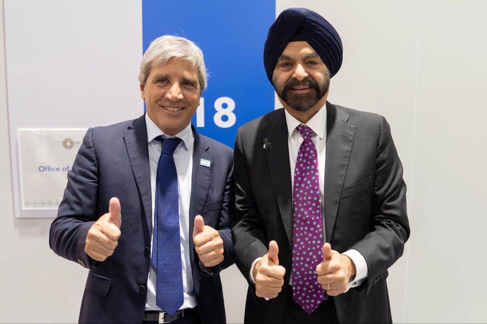 El ministro Caputo y el titular del BID, Ajay Banga, en la reunión de hoy en Bankok.