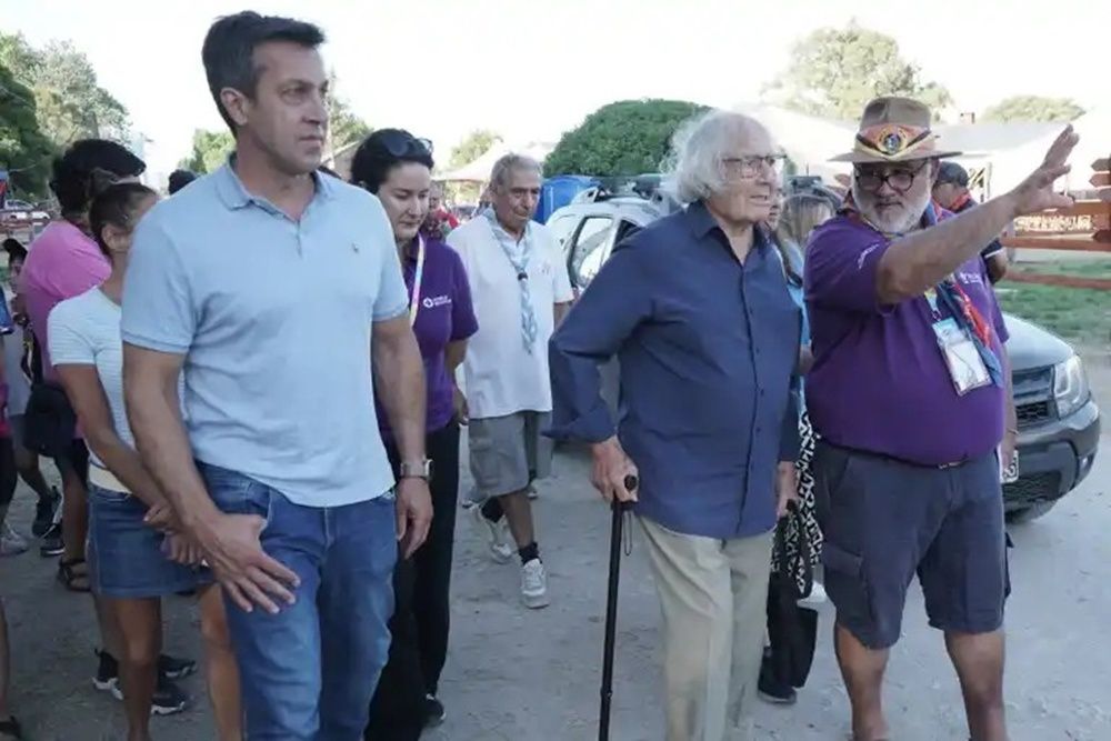 Pérez Esquivel junto al intendente Arturo Rojas y dirigentes scouts.