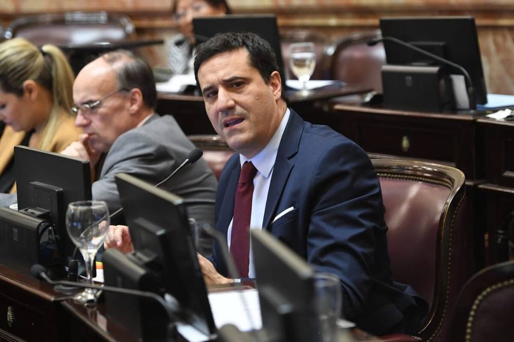 Maximiliano Abad acompañó en el Senado un proyecto de comunicación que reclama al Poder Ejecutivo el envío urgente de los pliegos para cubrir las 337 vacantes judiciales.
