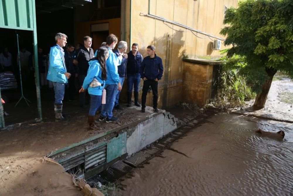 El gobernador Axel Kicillof recorre la ciudad de Bahía Blanca el día después del temporal. (Gobernación)