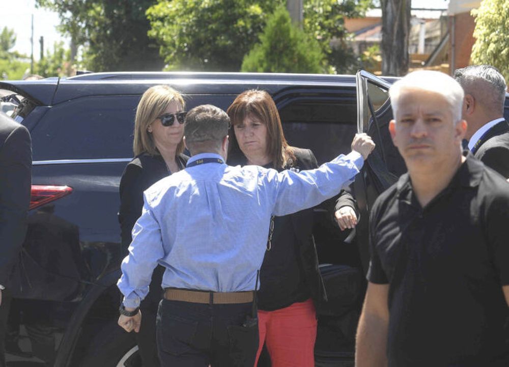 La ministra Patricia Bullrich llega al velatorio de Umma Aguilera. (Telam)