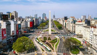 El Obelisco, 67 metros de altura, 6,8 metros cada cara de la base y 90 años como testigo de las emociones porteñas.