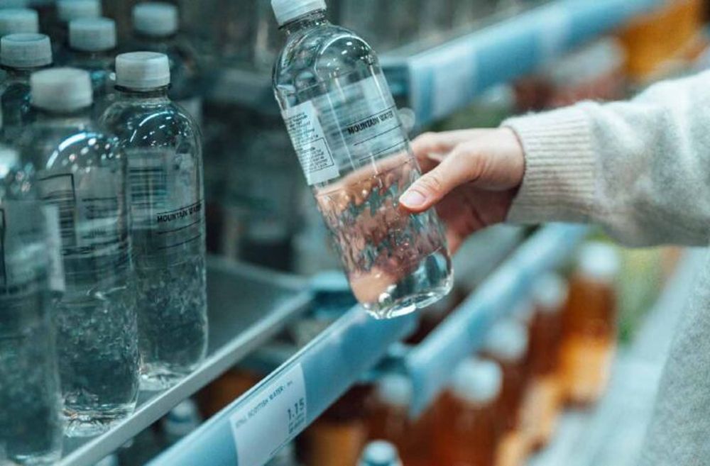 Confirman que el agua embotellada posee cerca de 250.000 partículas de nanoplásticos