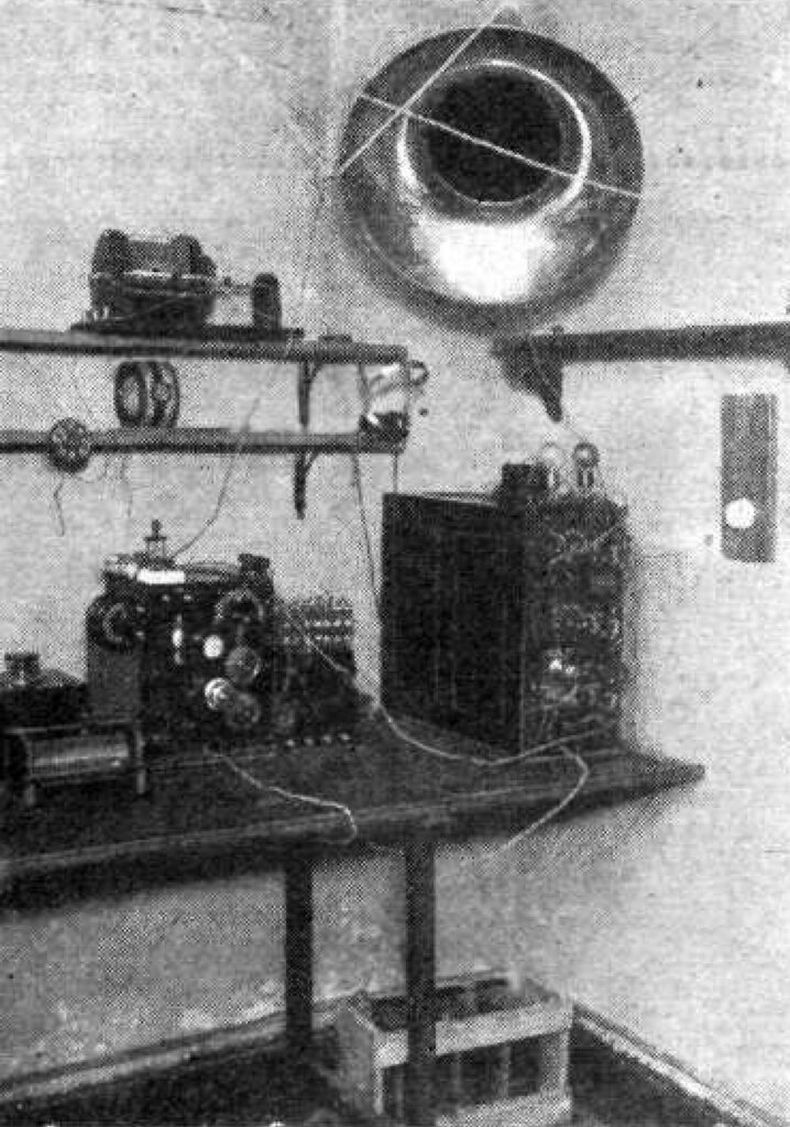 El equipo con el que se realizó la primera transmisión “radiotelefónica”. (“Caras y Caretas”)