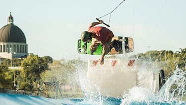 Wakeboard junto al río Paraná. (@turismopba)