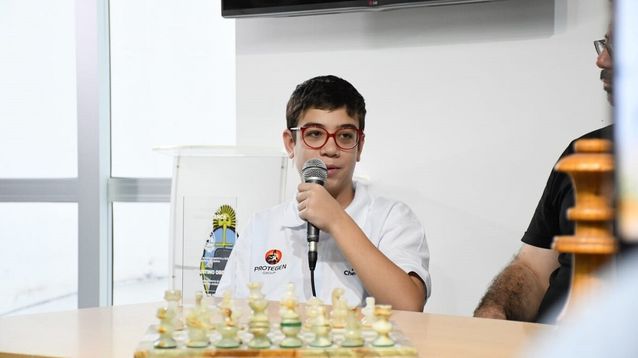 Faustino Oro, el niño prodigio de 12 años, se enfrenta al campeón argentino, Sandro Mareco.