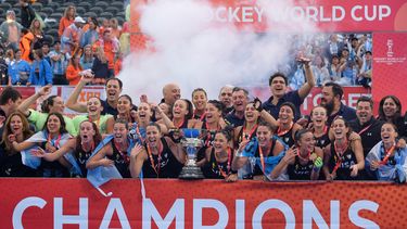 Las Leonas levantan la Copa tras conquistar el Mundial de Países Bajos y Bélgica, la tercera estrella para el seleccionado femenino de hockey.