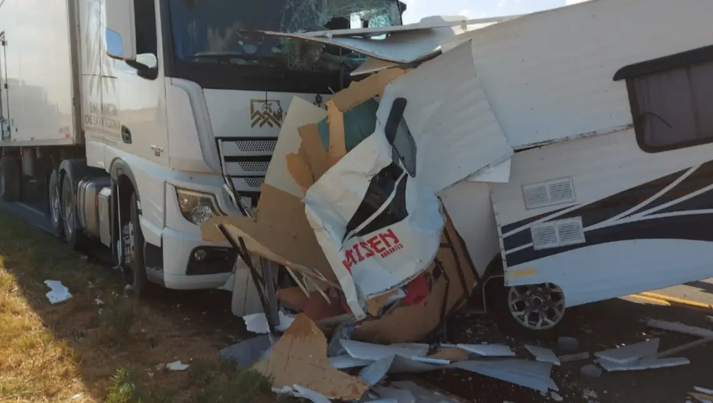 El siniestro protagonizado por la casa rodante y el camión en Bahía Blanca.