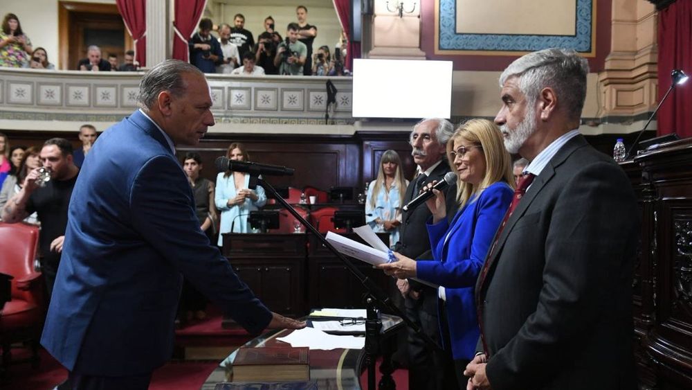 Berni y Magario, cuando le Vice le tomó juramento al Senador. Berni y Magario, cuando le Vice le tomó juramento al Senador.