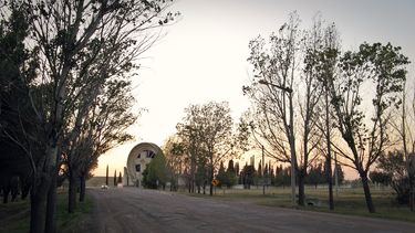 La entrada del cementerio de Saldungaray, obra del ingeniero Francisco Salamone.