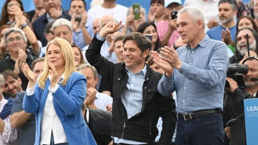 El gobernador Axel Kicillof, junto a Verónica Magario y Fabián Cagliardi. - Gobernación -