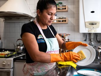 Las personas que realizan tareas domésticas son las más afectadas por el pluriempleo. Las personas que realizan tareas domésticas son las más afectadas por el pluriempleo.