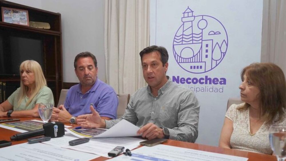 El intendente de Necochea, Arturo Rojas, durante el anuncio del “Plan de Austeridad”. - Necochea -
