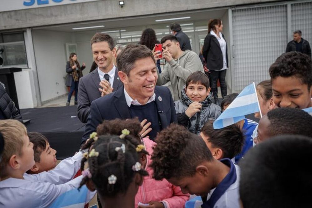 Axel Kicillof junto a alumnos en San Vicente.