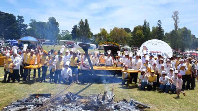 La Omelette Gigante se hace en una sartén de 4,30 metros de diámetro.
