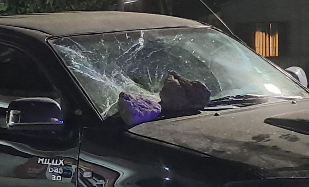 La paz de la noche de Necochea se altero con discusiones y piedrazos.