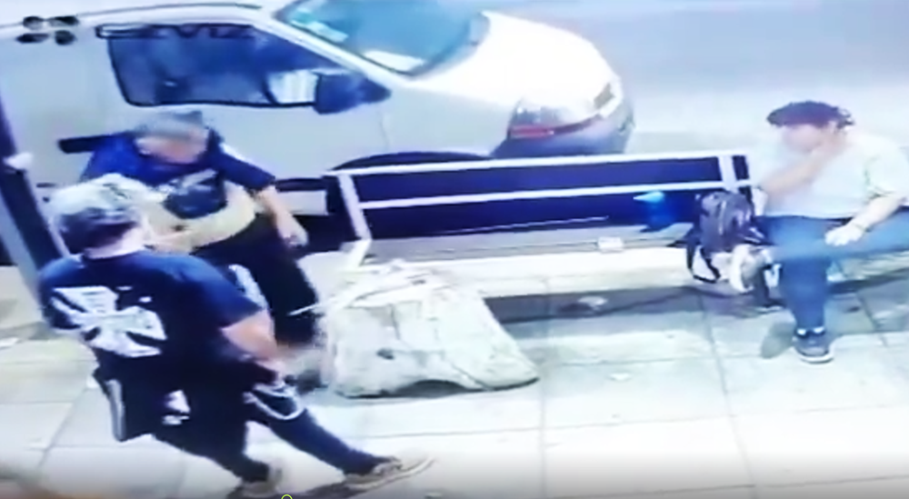 Segundos antes de que se detonara el arma de fuego. (Imagen de video)