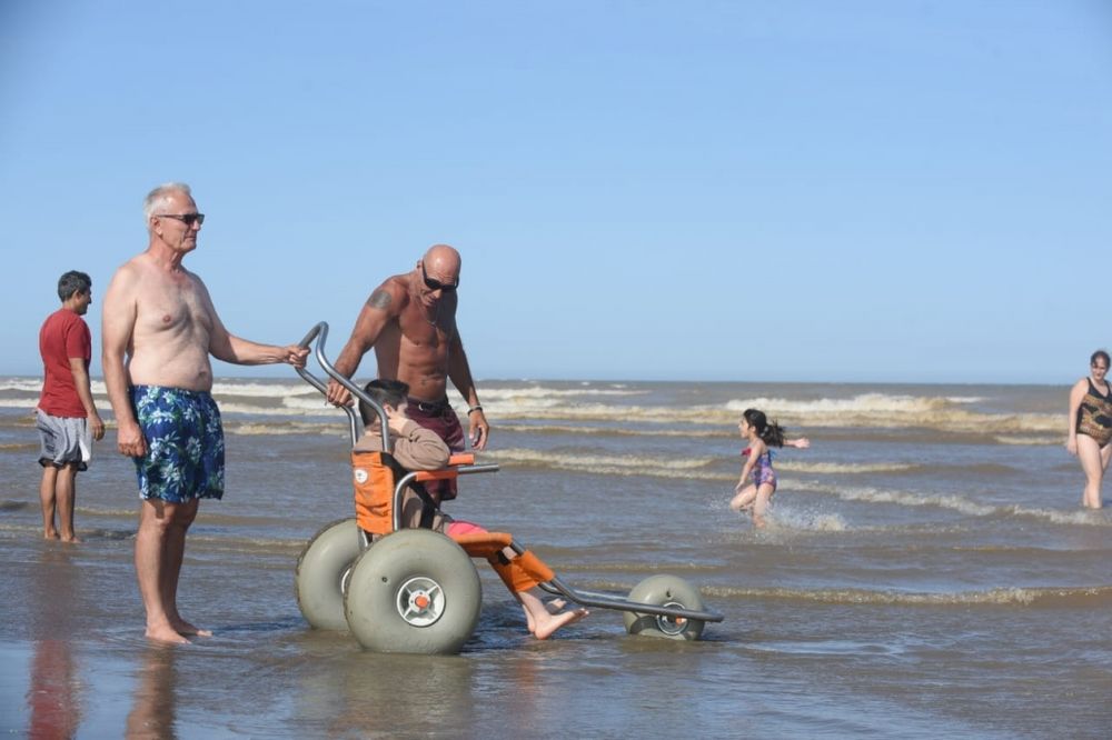 Noctiluca ofrece carpas gratuitas, rampas, sillas anfibias y personal especializado.