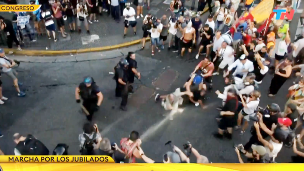 Imágenes de la represión a jubilados en inmediaciones del Congreso. (Imagen de TV/TN)