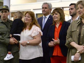 El reencuentro con su esposa María Alexandra y su hijo Víctor. También lo esperaban en Ezeiza Patricia Bullrich, Pablo Quirno y Alejandra Monteoliva.