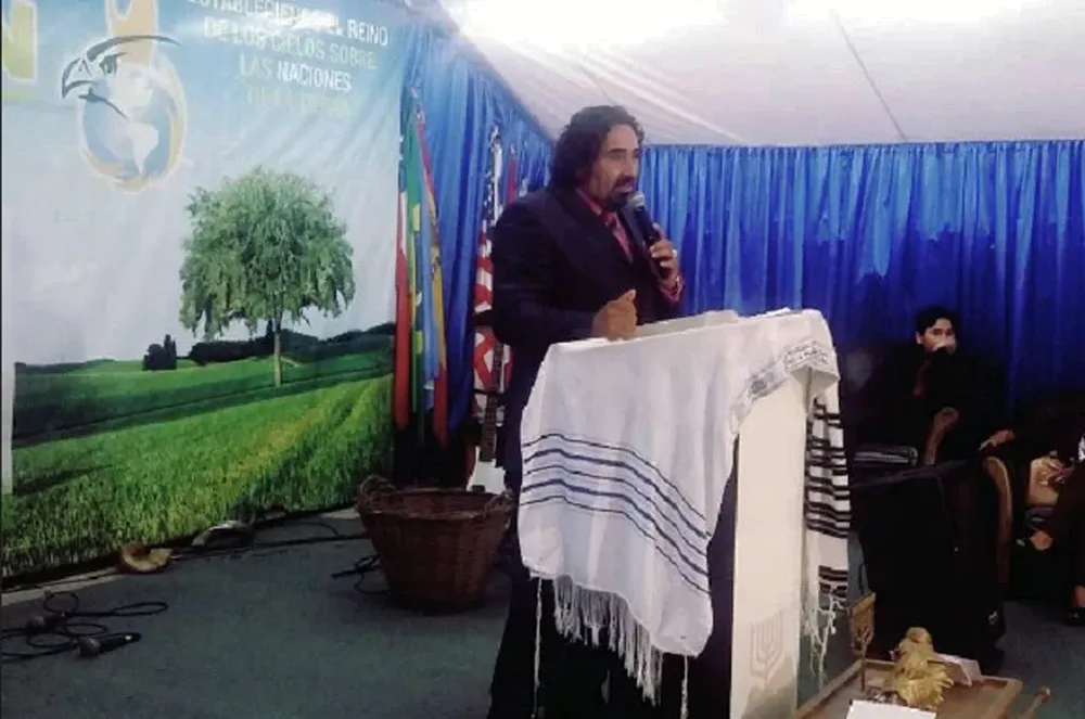 Isaías Hurtado predicando en Monte Sión. Isaías Hurtado predicando en Monte Sión.