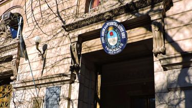 La Justicia de Bahía Blanca condenó a seis años de prisión al exjefe del Cuartel Central de Bomberos local, acusado de abusar sexualmente de una mujer que trabajaba con él.