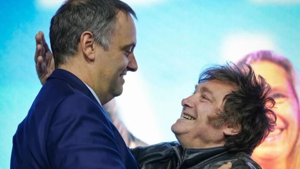 Manuel Adorni y Javier Milei, celebración en La Libertad Avanza. - Instagram - Manuel Adorni y Javier Milei, celebración en La Libertad Avanza. - Instagram -