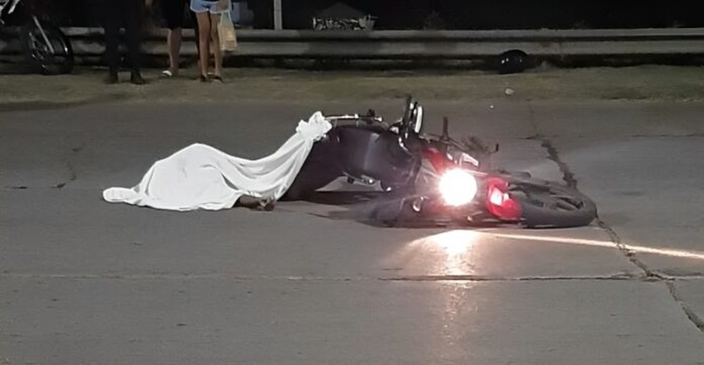 Un motociclista fue golpeado en la cabeza por una placa desprendida de un edificio y falleció. (Canal 8 de Mar del Plata)