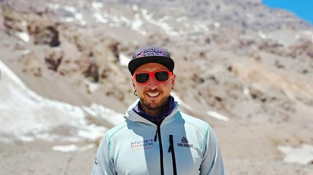 Bernabé Abramor, un médico de San Nicolás salvando vidas en el Everest.