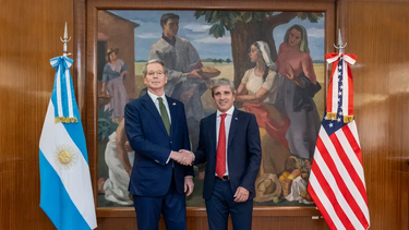 Scott Bessent y Luis Caputo durante la visita del funcionario norteamericano a Argentina.&nbsp;