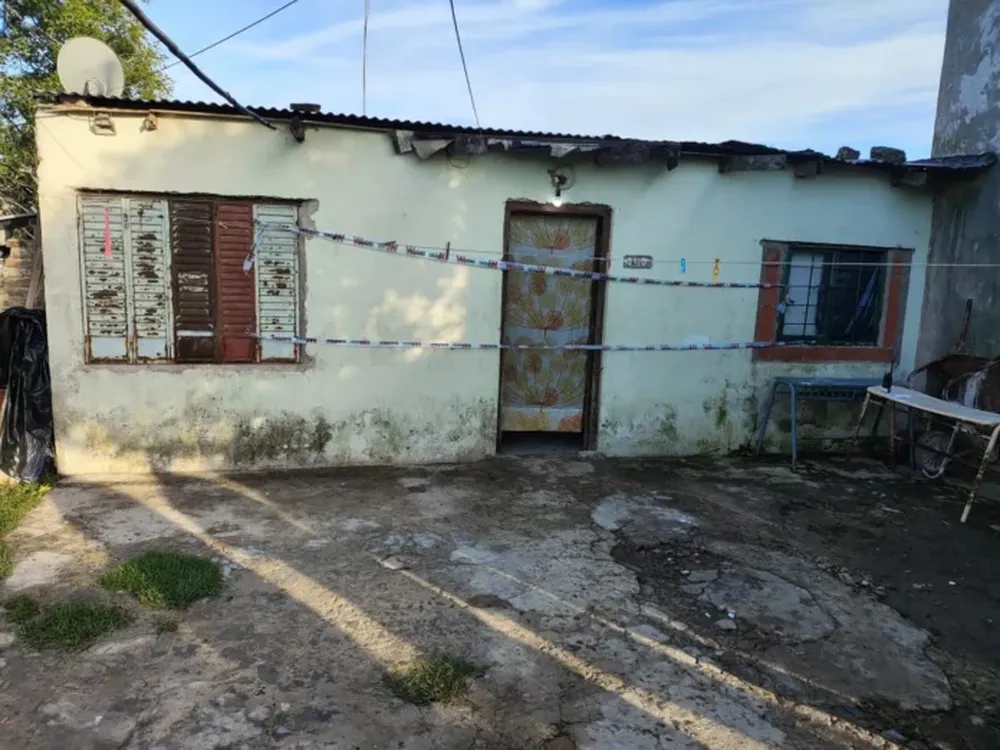 El femicidio ocurrió en la vivienda que la pareja compartía con su hija, situada en la calle 28, entre 159 y 160 de Berisso. (Foto 0221)