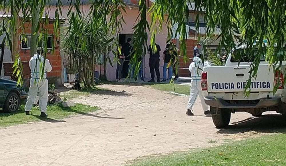 La policía trabajando en la casa donde fue hallada la víctima. (Foto El Faronoticias)
