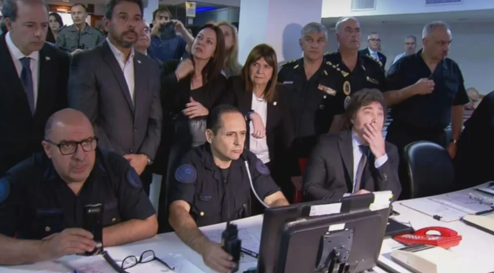 El presidente Javier Milei; las ministras de Seguridad, Patricia Bullrich; su par de Capital Humano, Sandra Pettovello; y la secretaria general de la Presidencia, Karina Milei, siguiendo el despliegue de seguridad en la marcha.