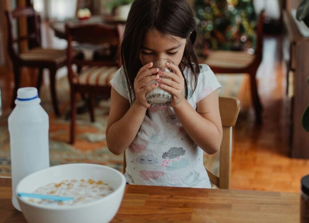Una niña desayunando. (Ketut Subiyanto / Pexels.com)