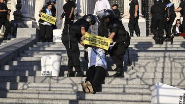 Los activistas de Greenpeace fueron detenidos por averiguación de delito.