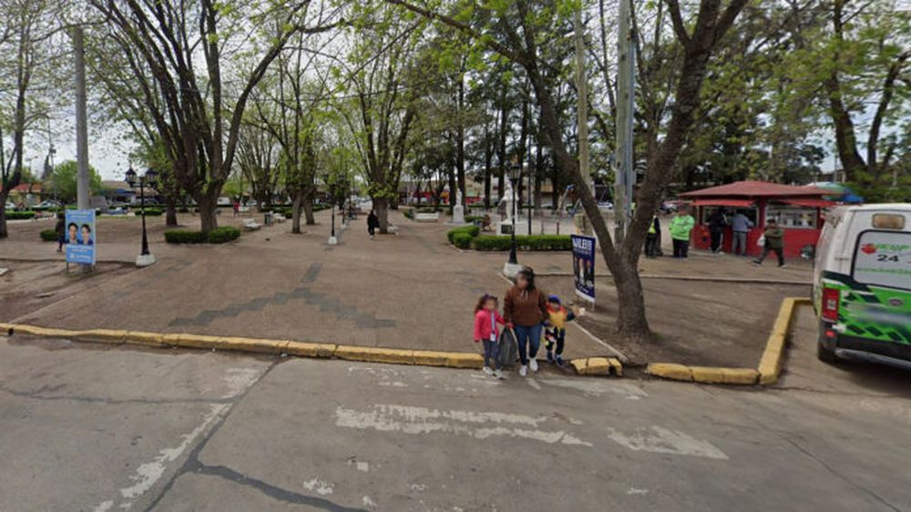 El crimen se produjo en cercanías de la plaza situada en el cruce de las avenidas Arturo Jauretche y Crisólogo Larralde, frente al palacio municipal de Guernica. (Foto InfoRegión)