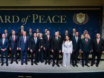 La foto de familia del Consejo de la Paz, con Donald Trump en el centro y Milei en primera fila.