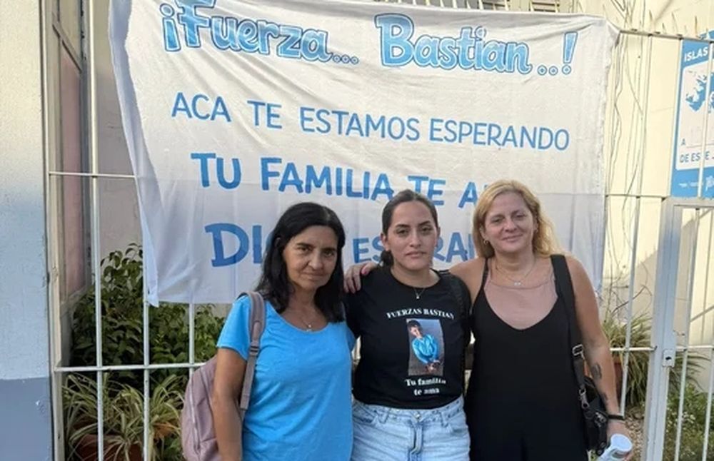 La mamá de Bastián Jerez -en la foto, al centro-, durante la vigilia en el Hospital Interzonal de Mar del Plata.