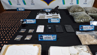 Parte de los estupefacientes y las armas secuestrados a la banda narco.