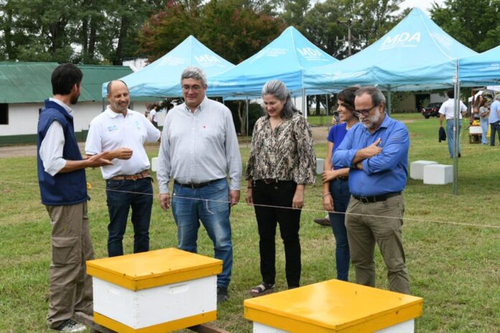 El ministro Javier Rodríguez junto a otros funcionarios bonaerenses en el encuentro de Abejas Reinas. (Prensa MDA)