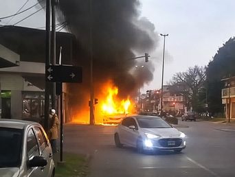 El colectivo quedó completamente destruido.