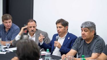 Kicillof a lado de su par de La Rioja, Ricardo Quintela en una cumbre del peronismo, el jueves en la casa de la Provincia de Buenos Aires en CABA. (Prensa Gobernación)