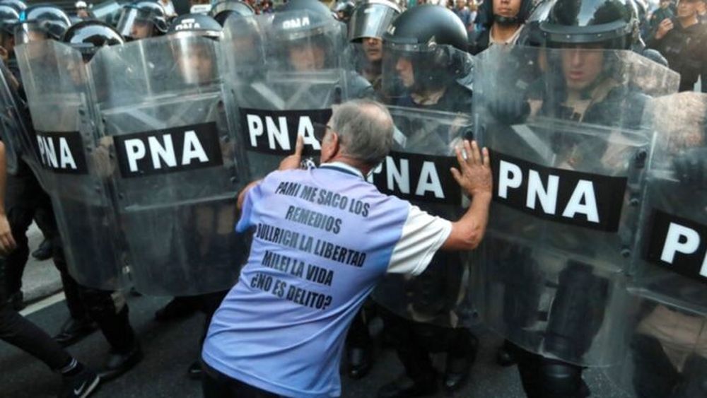 Tensión en una nueva marcha de los jubilados. - Leandro Teysseire / Página/12 -