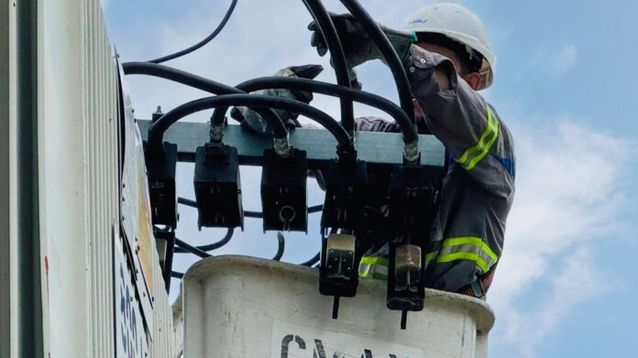 Un operario haciendo mantenimiento en el servicio de luz.